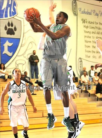 Thumbnail 2 in Santiago vs. Green Valley (MaxPreps Holiday Classic) photogallery.
