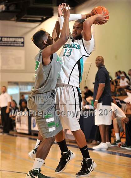 Thumbnail 2 in Santiago vs. Green Valley (MaxPreps Holiday Classic) photogallery.