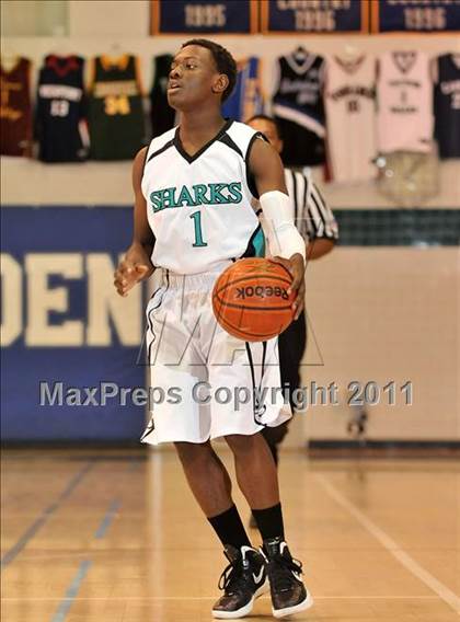 Thumbnail 2 in Santiago vs. Green Valley (MaxPreps Holiday Classic) photogallery.