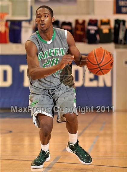 Thumbnail 3 in Santiago vs. Green Valley (MaxPreps Holiday Classic) photogallery.