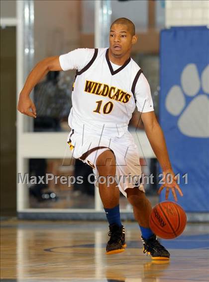 Thumbnail 1 in El Camino vs. Ponderosa (MaxPreps Holiday Classic) photogallery.