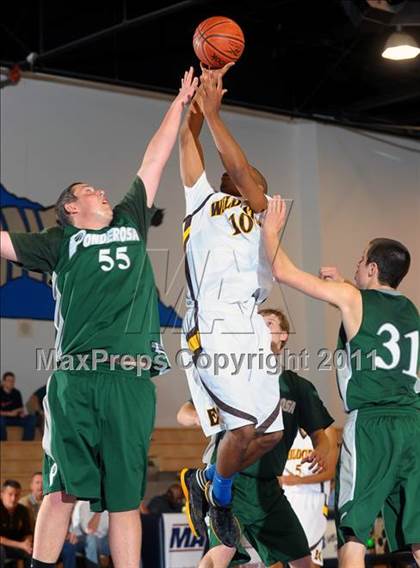 Thumbnail 3 in El Camino vs. Ponderosa (MaxPreps Holiday Classic) photogallery.