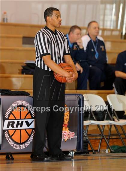 Thumbnail 1 in El Camino vs. Ponderosa (MaxPreps Holiday Classic) photogallery.