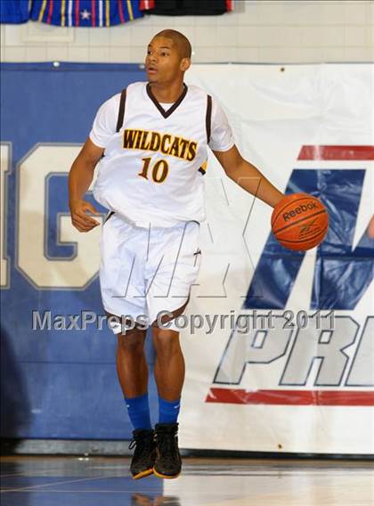 Thumbnail 1 in El Camino vs. Ponderosa (MaxPreps Holiday Classic) photogallery.