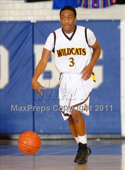 Thumbnail 1 in El Camino vs. Ponderosa (MaxPreps Holiday Classic) photogallery.