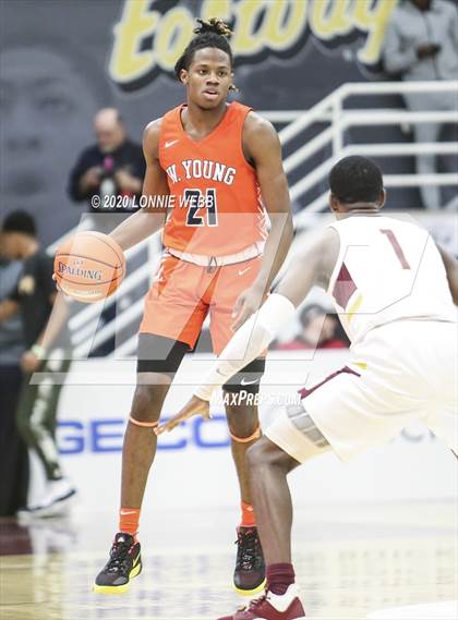 Thumbnail 2 in Whitney Young vs. Mount Vernon (Spalding Hoophall Classic) photogallery.