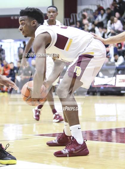 Thumbnail 2 in Whitney Young vs. Mount Vernon (Spalding Hoophall Classic) photogallery.