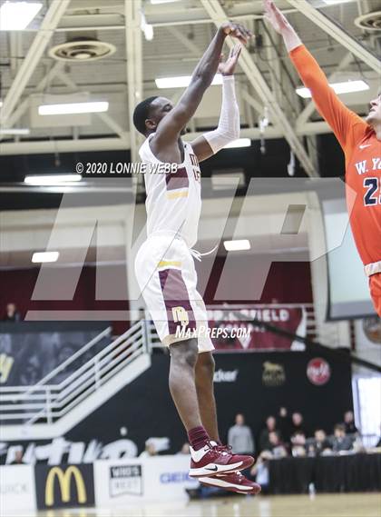 Thumbnail 2 in Whitney Young vs. Mount Vernon (Spalding Hoophall Classic) photogallery.