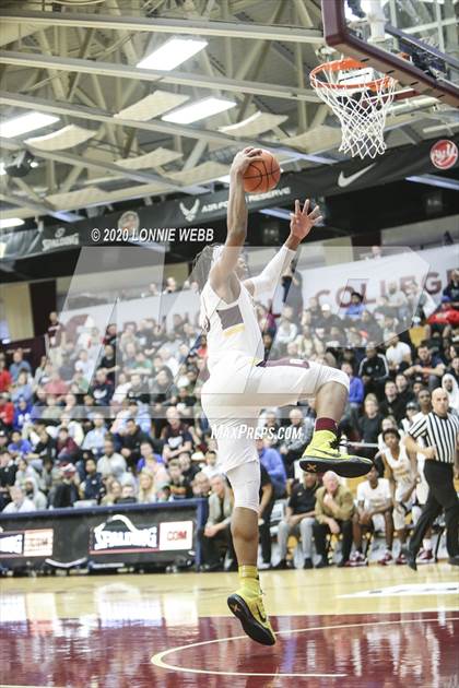 Thumbnail 3 in Whitney Young vs. Mount Vernon (Spalding Hoophall Classic) photogallery.