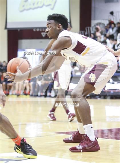 Thumbnail 3 in Whitney Young vs. Mount Vernon (Spalding Hoophall Classic) photogallery.