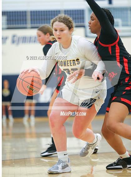 Thumbnail 2 in North Central vs. Mooresville (IHSAA 4A Regional Semifinal) photogallery.