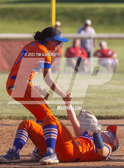 Thumbnail 2 in Silver Creek @ Connersville (IHSAA 3A Regional Championship) photogallery.