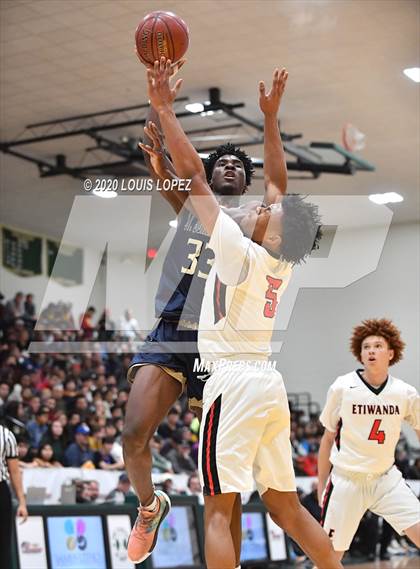 Thumbnail 1 in St. John Bosco vs. Etiwanda (The Classic at Damien) photogallery.
