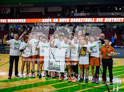 Thumbnail 2 in Bishop Kelly vs. Ridgevue (IHSAA 4A District III Final) photogallery.