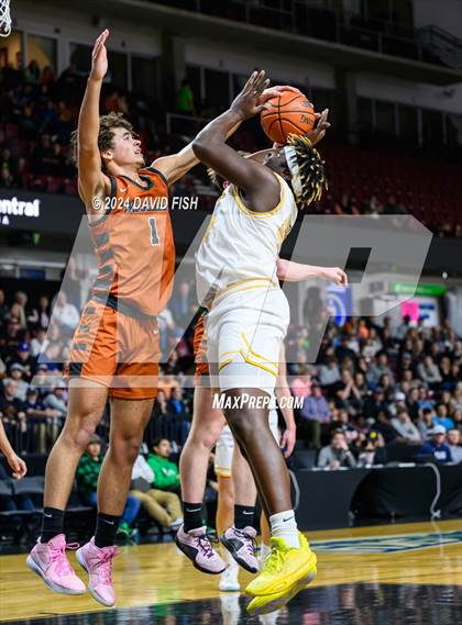 Thumbnail 2 in Bishop Kelly vs. Ridgevue (IHSAA 4A District III Final) photogallery.