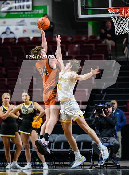 Thumbnail 3 in Bishop Kelly vs. Ridgevue (IHSAA 4A District III Final) photogallery.
