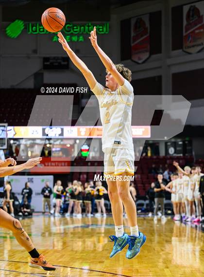 Thumbnail 3 in Bishop Kelly vs. Ridgevue (IHSAA 4A District III Final) photogallery.
