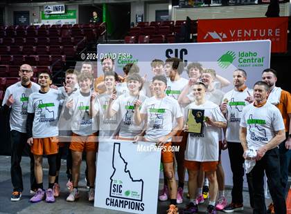Thumbnail 1 in Bishop Kelly vs. Ridgevue (IHSAA 4A District III Final) photogallery.