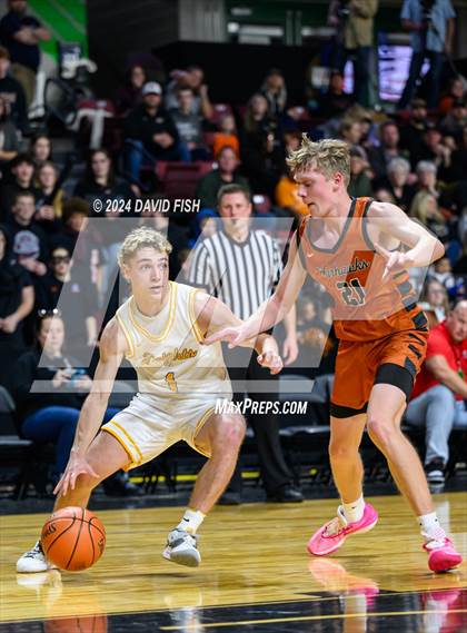 Thumbnail 1 in Bishop Kelly vs. Ridgevue (IHSAA 4A District III Final) photogallery.