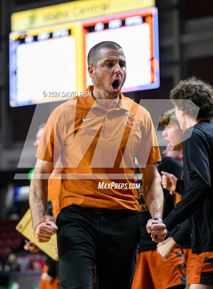 Thumbnail 3 in Bishop Kelly vs. Ridgevue (IHSAA 4A District III Final) photogallery.
