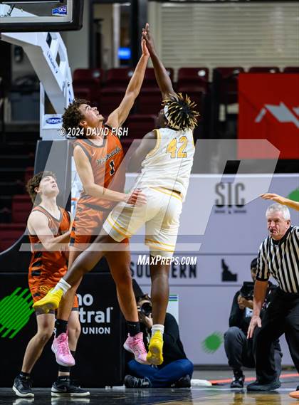 Thumbnail 2 in Bishop Kelly vs. Ridgevue (IHSAA 4A District III Final) photogallery.