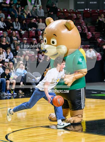 Thumbnail 2 in Bishop Kelly vs. Ridgevue (IHSAA 4A District III Final) photogallery.