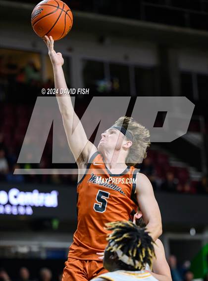 Thumbnail 2 in Bishop Kelly vs. Ridgevue (IHSAA 4A District III Final) photogallery.
