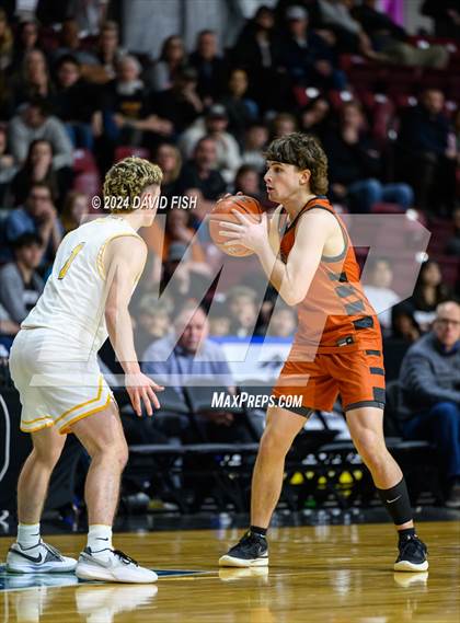 Thumbnail 3 in Bishop Kelly vs. Ridgevue (IHSAA 4A District III Final) photogallery.