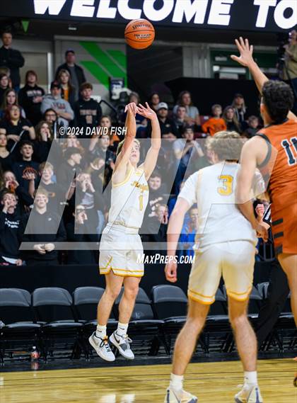 Thumbnail 3 in Bishop Kelly vs. Ridgevue (IHSAA 4A District III Final) photogallery.