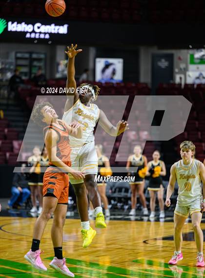 Thumbnail 3 in Bishop Kelly vs. Ridgevue (IHSAA 4A District III Final) photogallery.