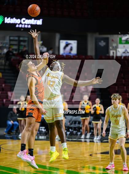 Thumbnail 2 in Bishop Kelly vs. Ridgevue (IHSAA 4A District III Final) photogallery.