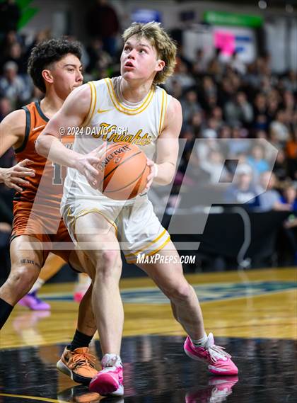 Thumbnail 2 in Bishop Kelly vs. Ridgevue (IHSAA 4A District III Final) photogallery.