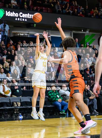 Thumbnail 2 in Bishop Kelly vs. Ridgevue (IHSAA 4A District III Final) photogallery.