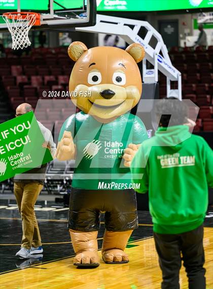 Thumbnail 3 in Bishop Kelly vs. Ridgevue (IHSAA 4A District III Final) photogallery.