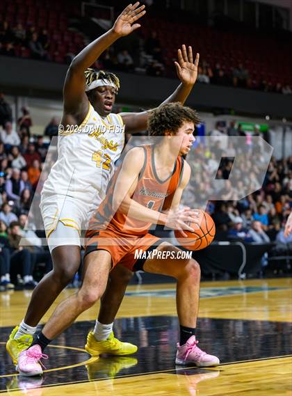 Thumbnail 1 in Bishop Kelly vs. Ridgevue (IHSAA 4A District III Final) photogallery.