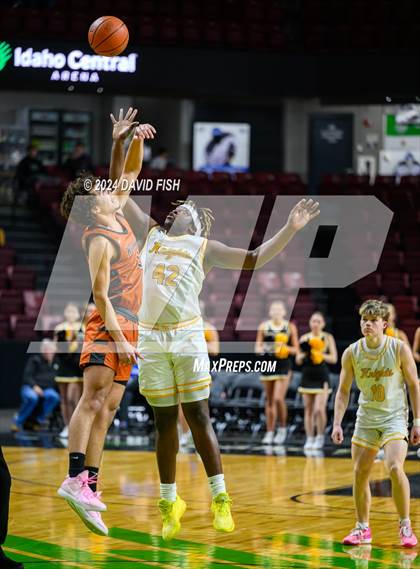 Thumbnail 1 in Bishop Kelly vs. Ridgevue (IHSAA 4A District III Final) photogallery.