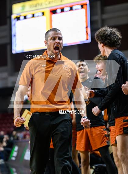 Thumbnail 2 in Bishop Kelly vs. Ridgevue (IHSAA 4A District III Final) photogallery.