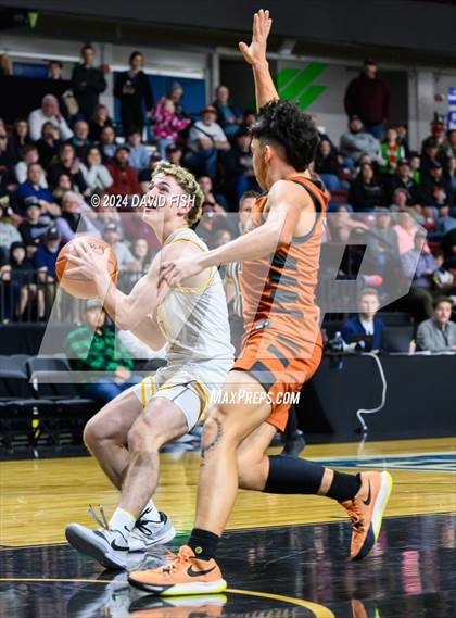 Thumbnail 3 in Bishop Kelly vs. Ridgevue (IHSAA 4A District III Final) photogallery.