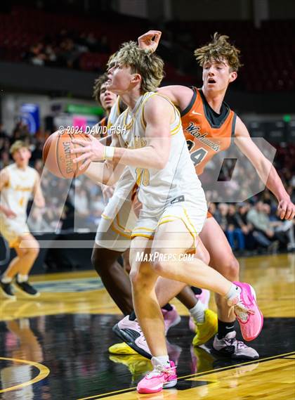 Thumbnail 2 in Bishop Kelly vs. Ridgevue (IHSAA 4A District III Final) photogallery.