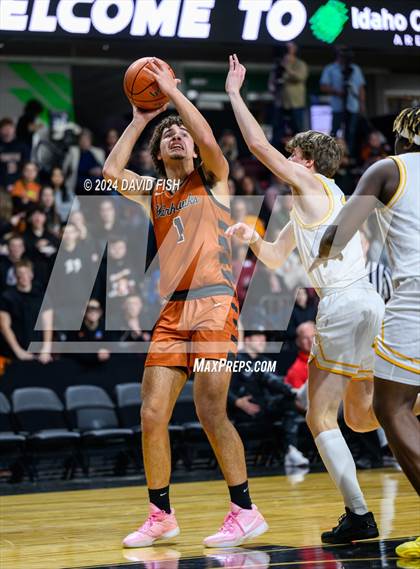 Thumbnail 3 in Bishop Kelly vs. Ridgevue (IHSAA 4A District III Final) photogallery.