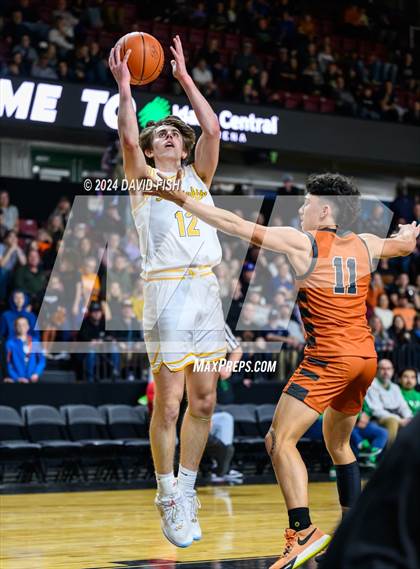Thumbnail 1 in Bishop Kelly vs. Ridgevue (IHSAA 4A District III Final) photogallery.