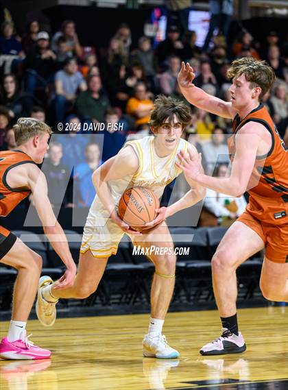 Thumbnail 2 in Bishop Kelly vs. Ridgevue (IHSAA 4A District III Final) photogallery.