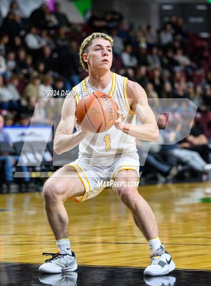 Thumbnail 1 in Bishop Kelly vs. Ridgevue (IHSAA 4A District III Final) photogallery.