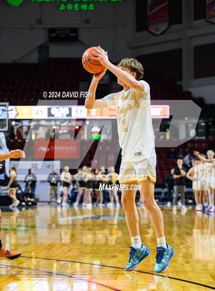 Thumbnail 2 in Bishop Kelly vs. Ridgevue (IHSAA 4A District III Final) photogallery.