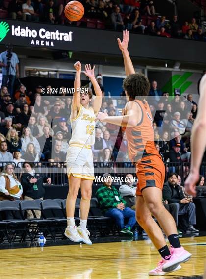 Thumbnail 3 in Bishop Kelly vs. Ridgevue (IHSAA 4A District III Final) photogallery.