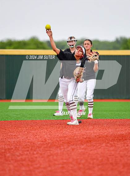 Thumbnail 1 in Magnolia West vs Lake Belton (UIL 5A Region III Bi-District) photogallery.