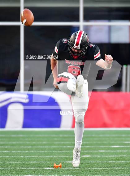 Thumbnail 1 in Fairhaven vs Salem (MIAA D6 Final) photogallery.