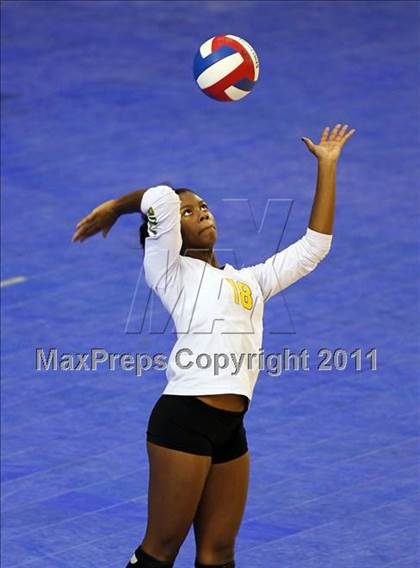 Thumbnail 3 in Long Beach Poly vs. Palo Alto (CIF D1 State Final) photogallery.