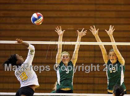Thumbnail 2 in Long Beach Poly vs. Palo Alto (CIF D1 State Final) photogallery.
