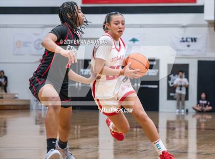 Thumbnail 3 in 'Iolani vs Etiwanda (Iolani Classic) photogallery.